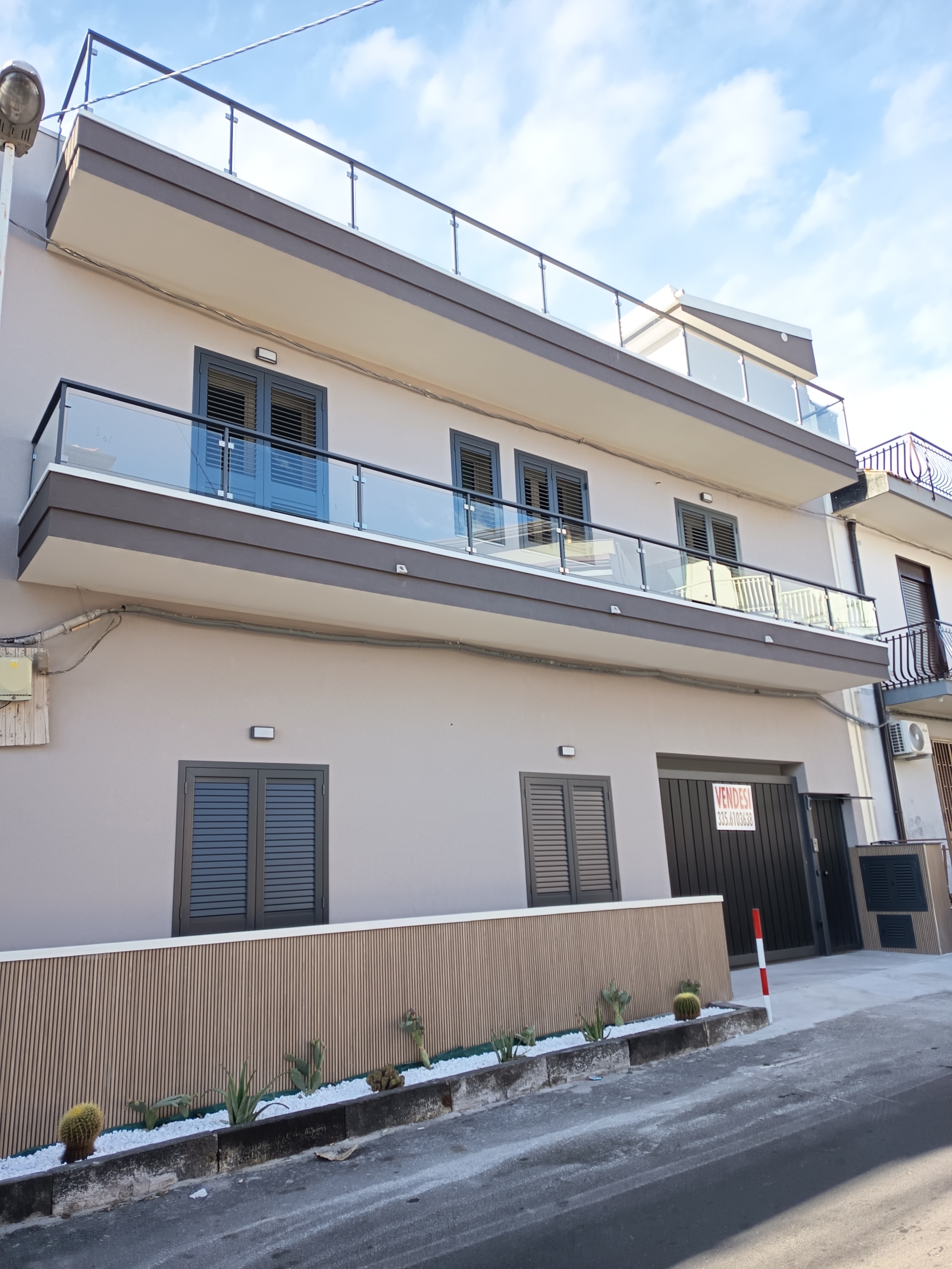 fronte strada Moderna villa bifamiliare