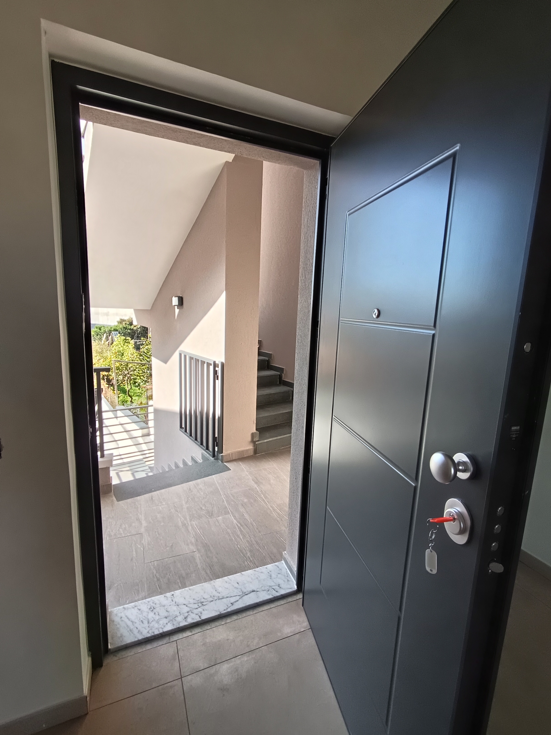 porta di sala Moderna villa bifamiliare